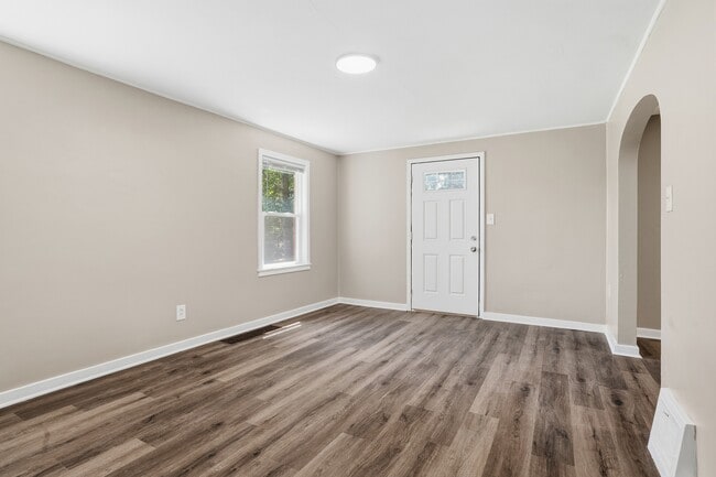 Building Photo - 624 Elm Dr