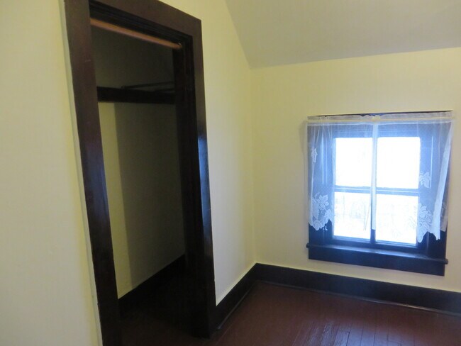 Building Photo - Large Three Bedroom, 1.5 Bathroom Home hal...