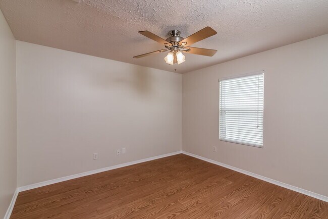 Building Photo - 5723 Roxbury Dr