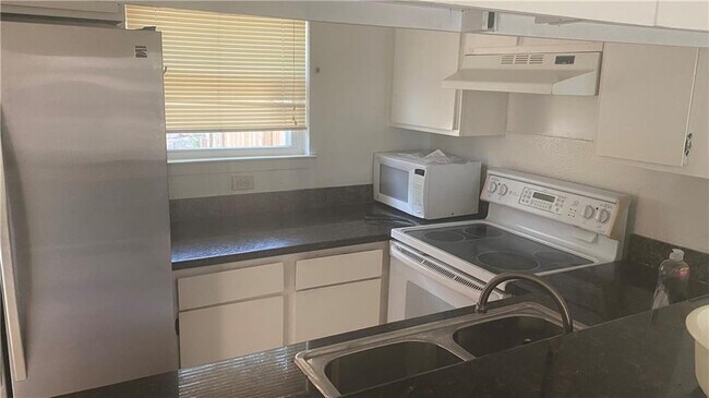 Building Photo - 6900 Hart Ln