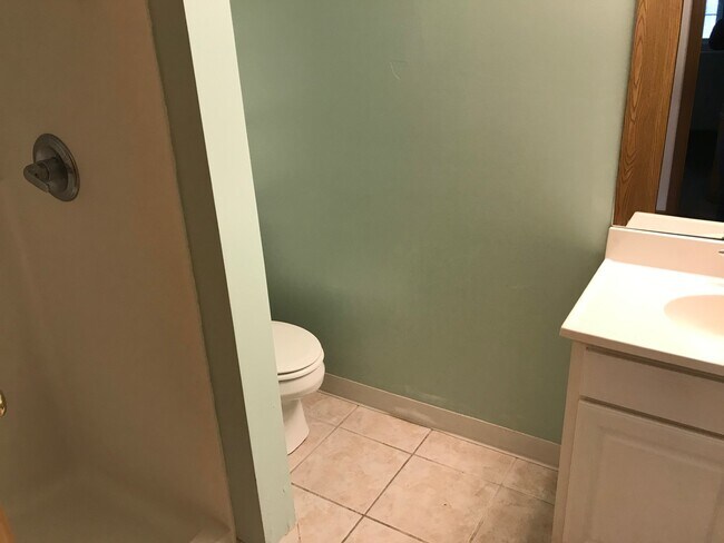 Building Photo - 204 Cherry St