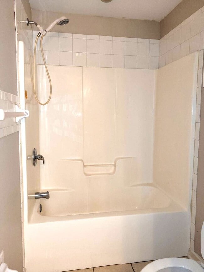 Building Photo - 3 bedroom/ 2 Bath.... Move In Ready!!!!
