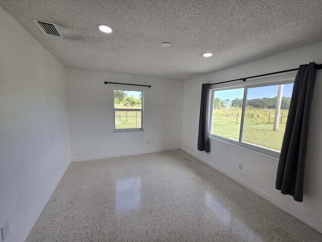 Building Photo - Beautiful Fort Pierce Home – Great Locatio...