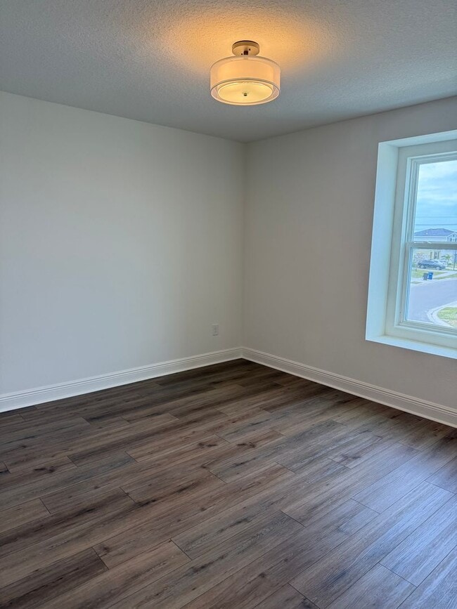 Building Photo - Beautiful 4 bedroom Home