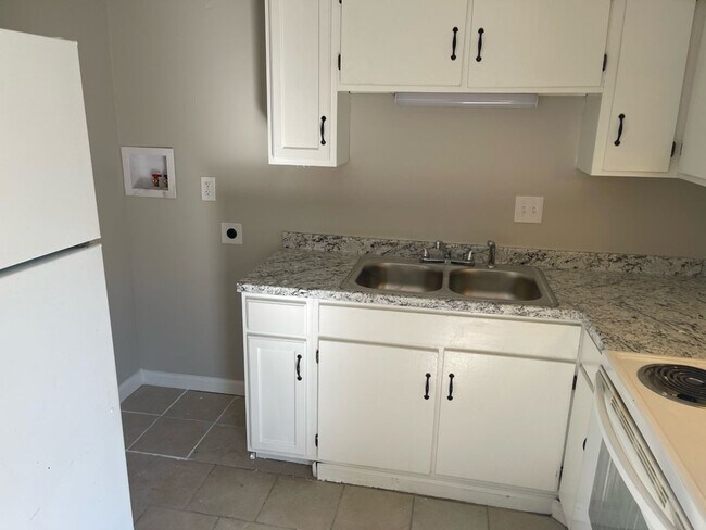 Building Photo - Spacious 2 Bedroom 1 Bath Second Floor Unit