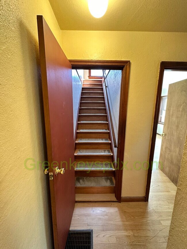 Building Photo - Gorgeous Pet-Friendly 3 Bedroom 1 Bath House