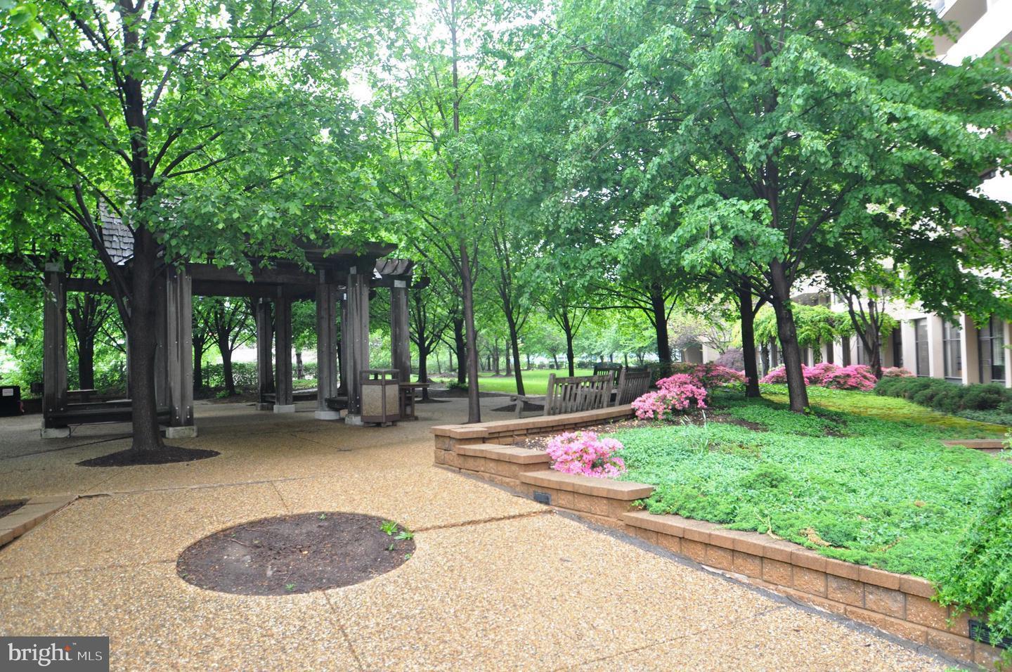 Hyde Park Plaza Park - 4141 N Henderson Rd