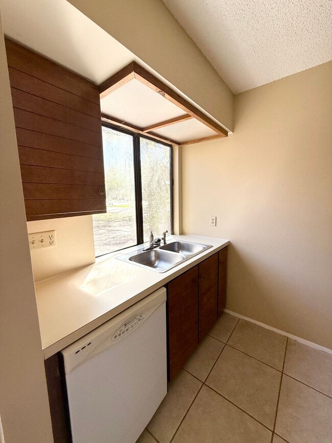 Building Photo - Remodeled!! Close to Shopping, VA Hospital and Hilaman Golf Course!