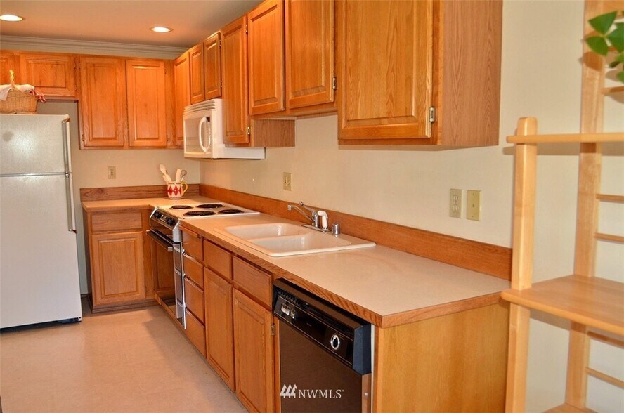 Kitchen 2 - 610 Glen St