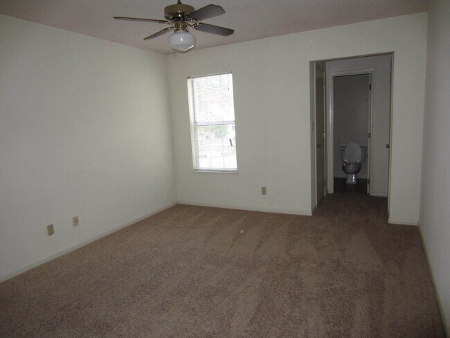 Building Photo - 2BD/2B Duplex