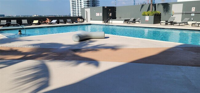 Building Photo - 1750 N Bayshore Dr