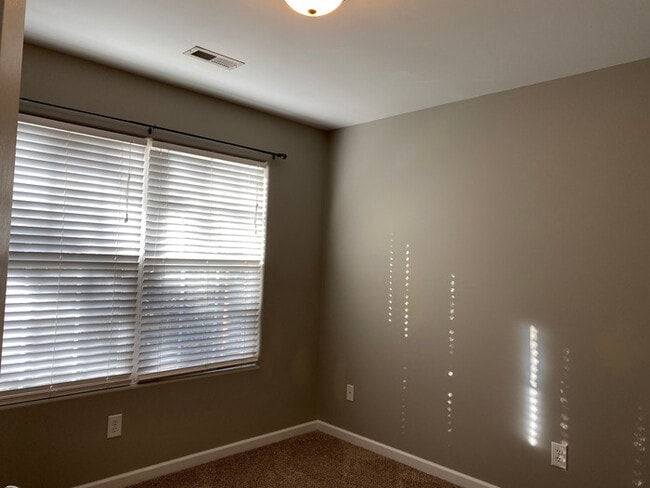 Building Photo - Ridge Crest subdivision home with fenced y...