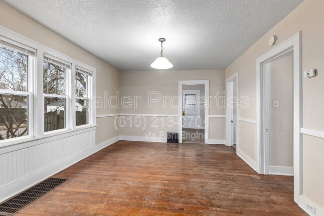 Building Photo - 950 Merritt St SE