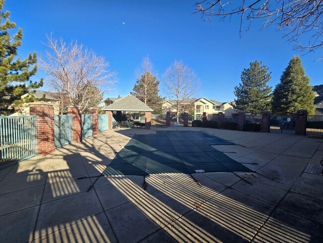 Building Photo - Fresh 2 bedroom, 2 bathroom condo located in Meadows on the Parkway in the heart of Boulder.