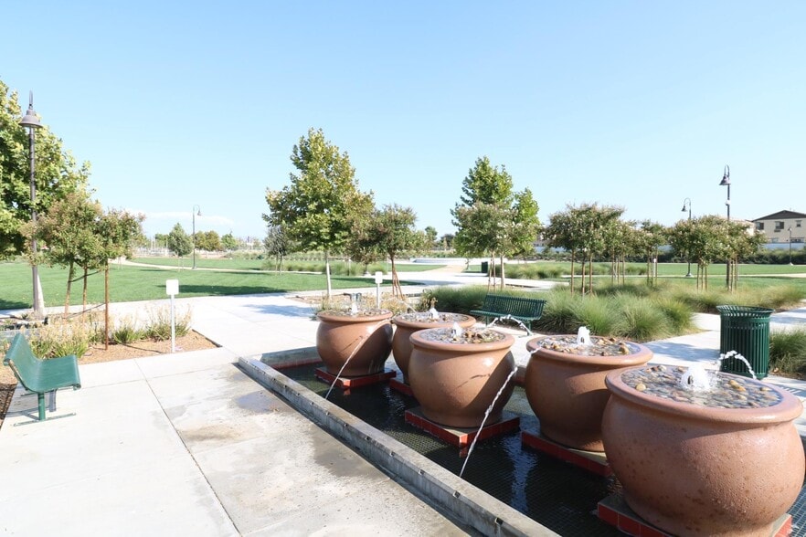 Building Photo - 30436 Town Square Dr