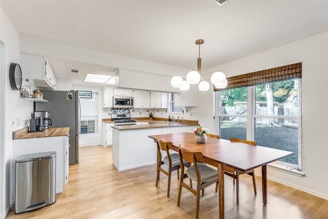 Building Photo - 4002 Biscay Dr