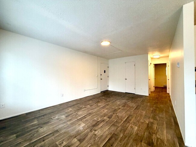 Building Photo - **$750 DEPOSIT + FREE FIRST MONTH'S RENT** Spacious Top Floor Unit~ Great Natural Light~ Updated ...