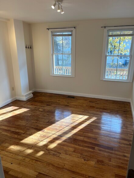 Building Photo - 15 Locust St