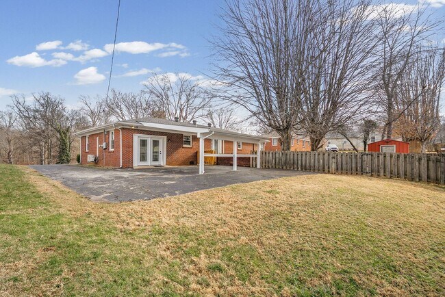 Building Photo - Renovated 3 Bedroom Pet Friendly Home For Rent!