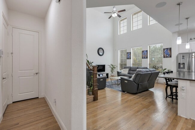 Building Photo - 2464 Castle Ridge Dr