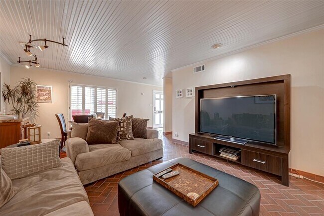 Building Photo - 6329 Del Monte Dr