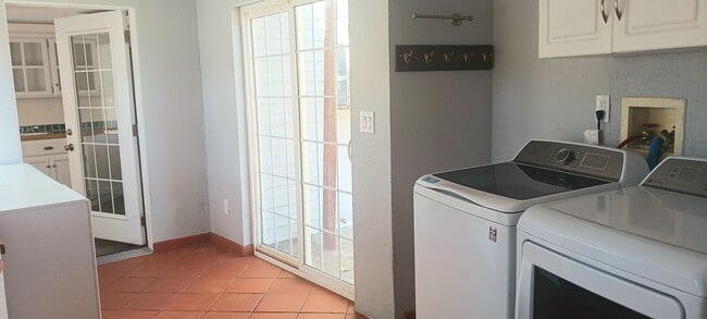 Building Photo - Spacious Home by Carson River