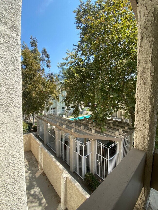 Building Photo - 1 bed, 1 bath Sycamore Villas Condo