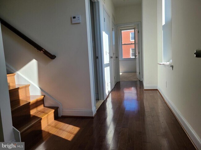 Building Photo - 250 S Washington St