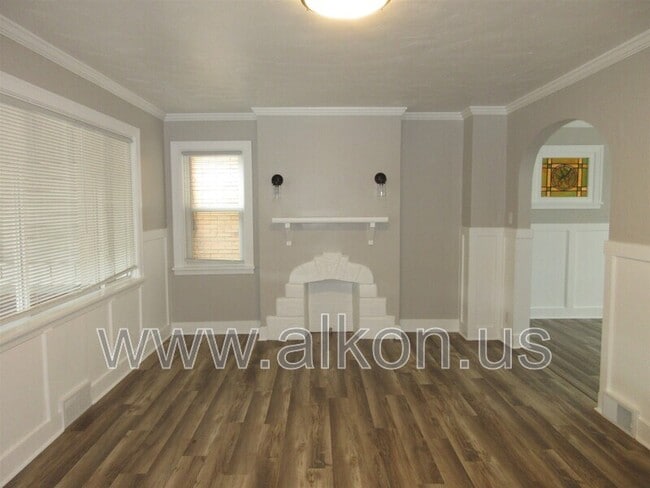 Building Photo - 818 Woodbourne Ave