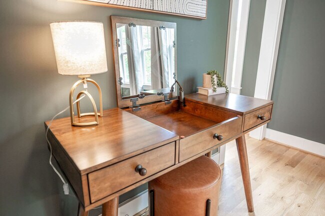 Building Photo - 2019 James St