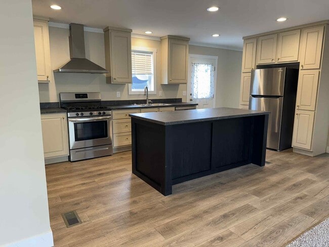 Building Photo - 48571 Lakeview Cir