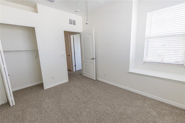 Building Photo - 1085 Jonah Dr