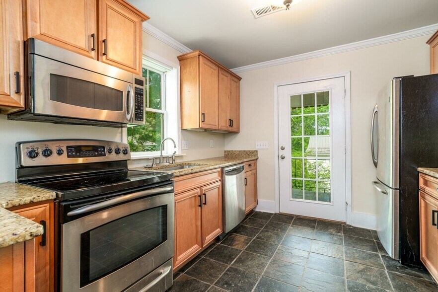 Building Photo - 409 13th St W