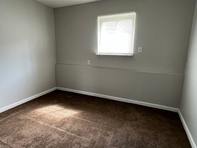 Building Photo - East Ridge Apartments - First Month Free