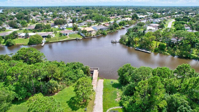 Building Photo - 650 Waters Edge Ln