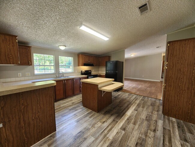 Building Photo - 3 Bed 2 Bath  FENCED land w/ Workshop 3 Miles from WEC!