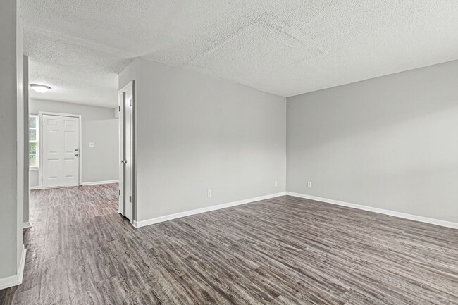 Building Photo - Summer Special! Updated 3BR Townhome with Basement + $250 Off First Month’s Rent