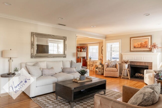 Building Photo - 1121 N Cambridge Ave