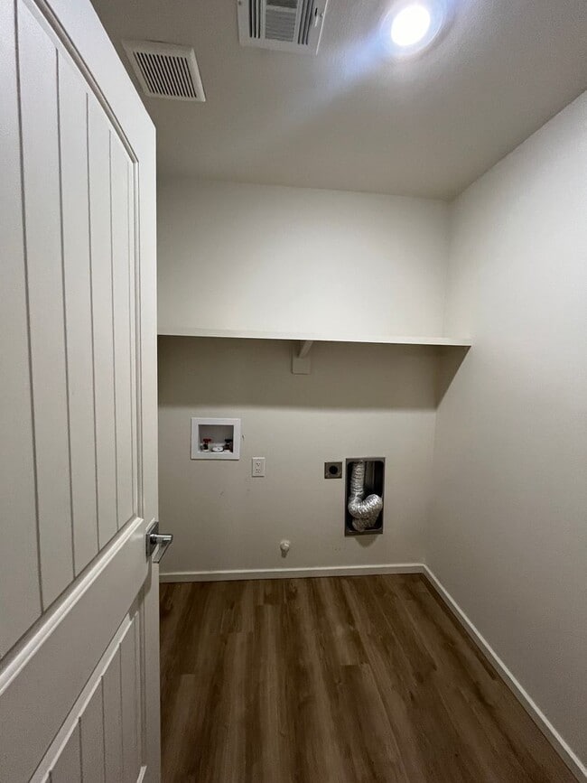 Building Photo - 1107 E La Brea Ave