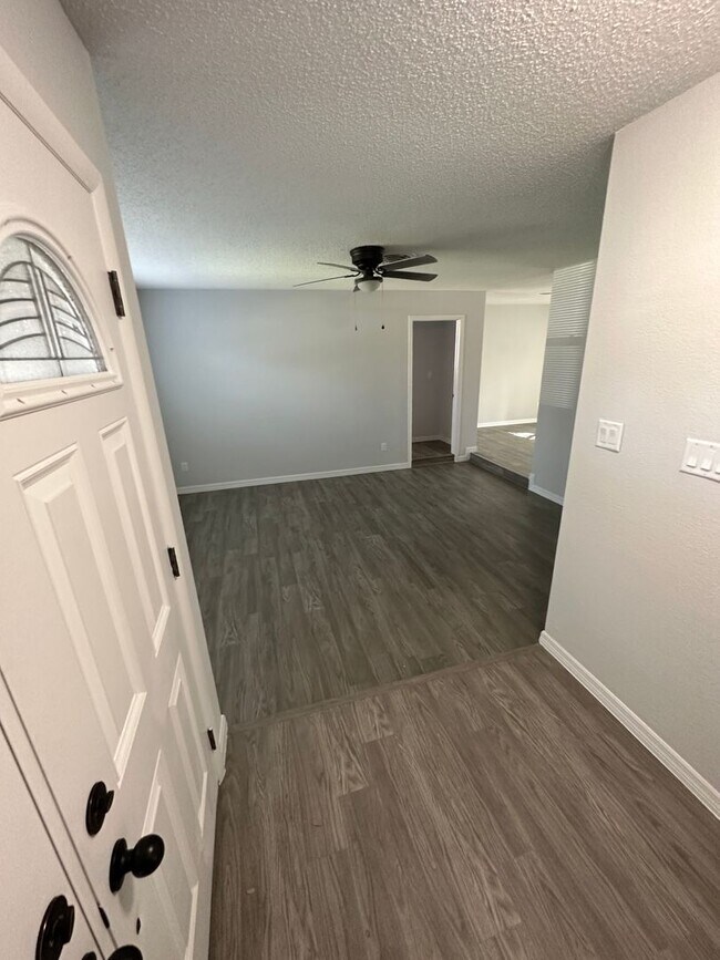 Building Photo - Beautiful, newly renovated 3-bedroom 2 bath home located in Winter Park