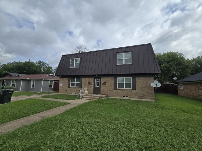Building Photo - 1805 Randolph Dr