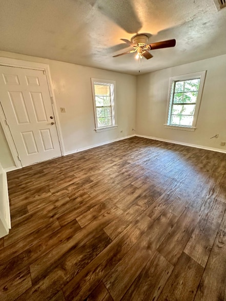 Building Photo - 1003 Zavalla St