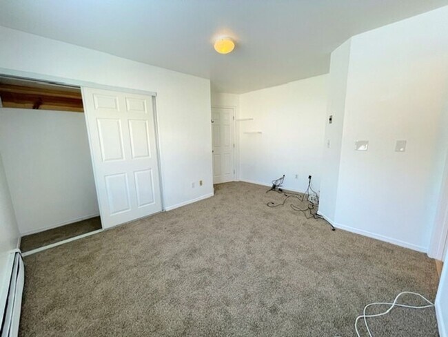 Building Photo - RARE FIND! Spacious and bright three bedroom apartment in South Anchorage with in unit laundry, f...