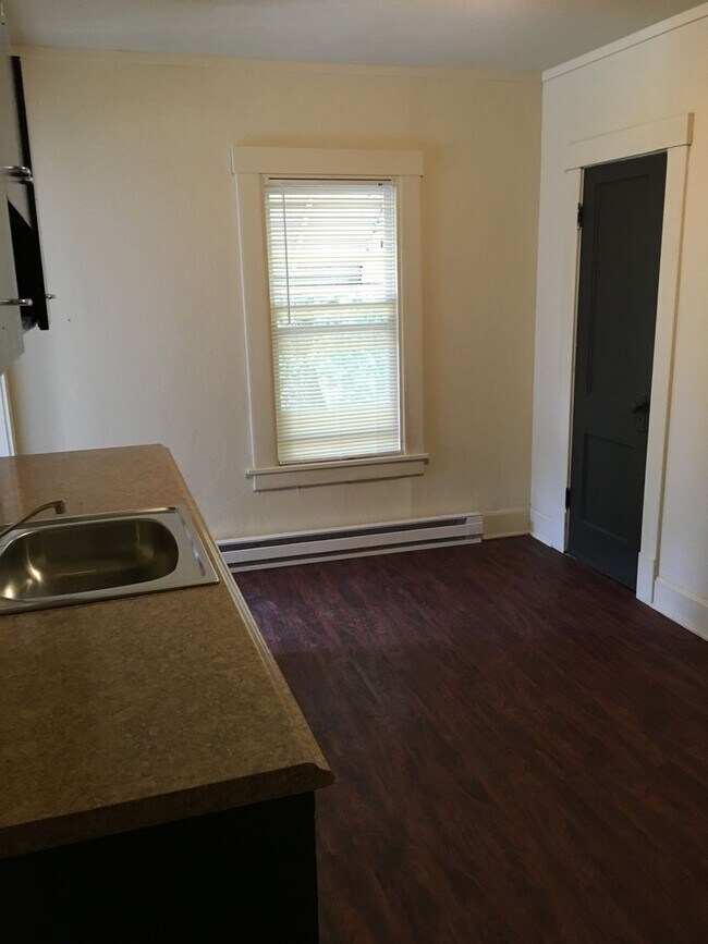 Building Photo - 427 Poplar St