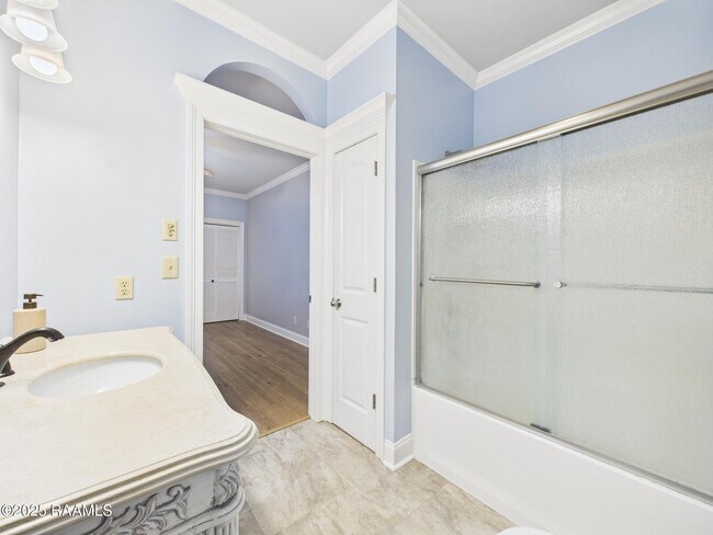 Building Photo - 523 Esplanade Dr