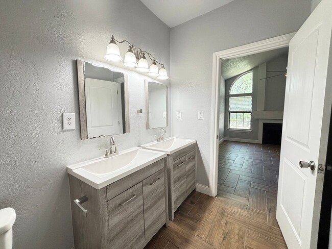 Building Photo - Updated Single Family Home with community ...