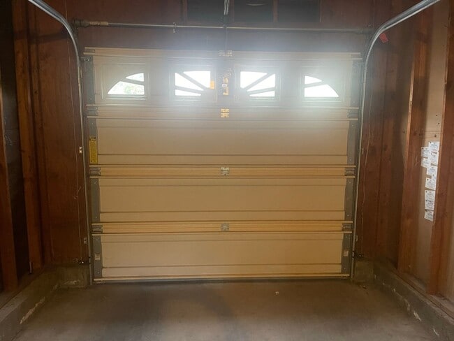 Building Photo - Spacious 4-Bedroom 2.5-Bathroom Townhome i...