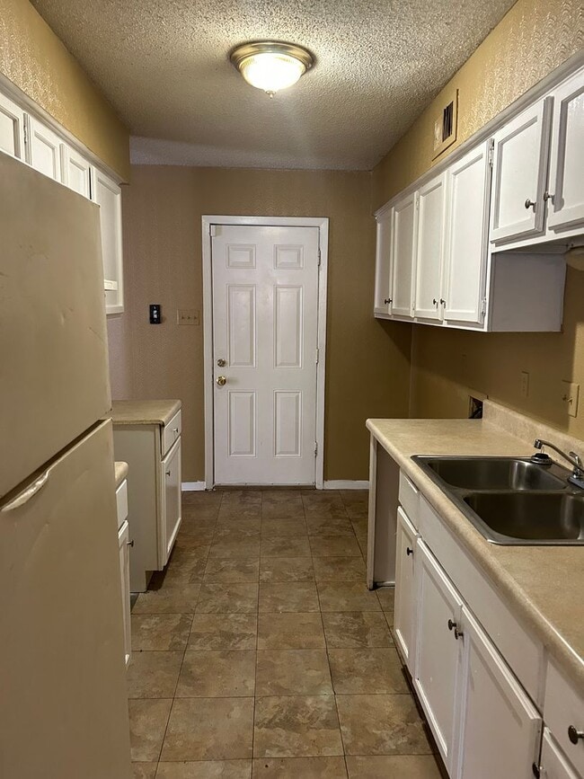 Building Photo - Cute 3BR 2 Bath