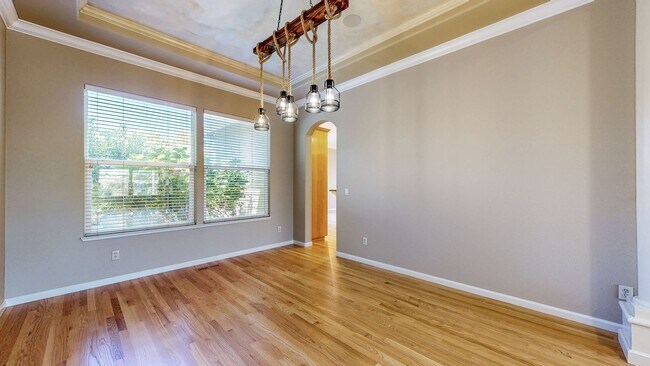 Building Photo - Gorgeous Home with private yards, large de...