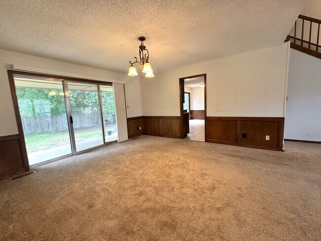 Building Photo - Gorgeous 3 bedroom 2.5 bathroom Duplex home!